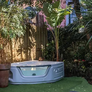unique-tiny-smart-home-with-private-garden-jacuzzi-ps5.hotels-lisbon-portugal.com/